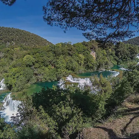 4 Bedroom Amazing In Pirovac